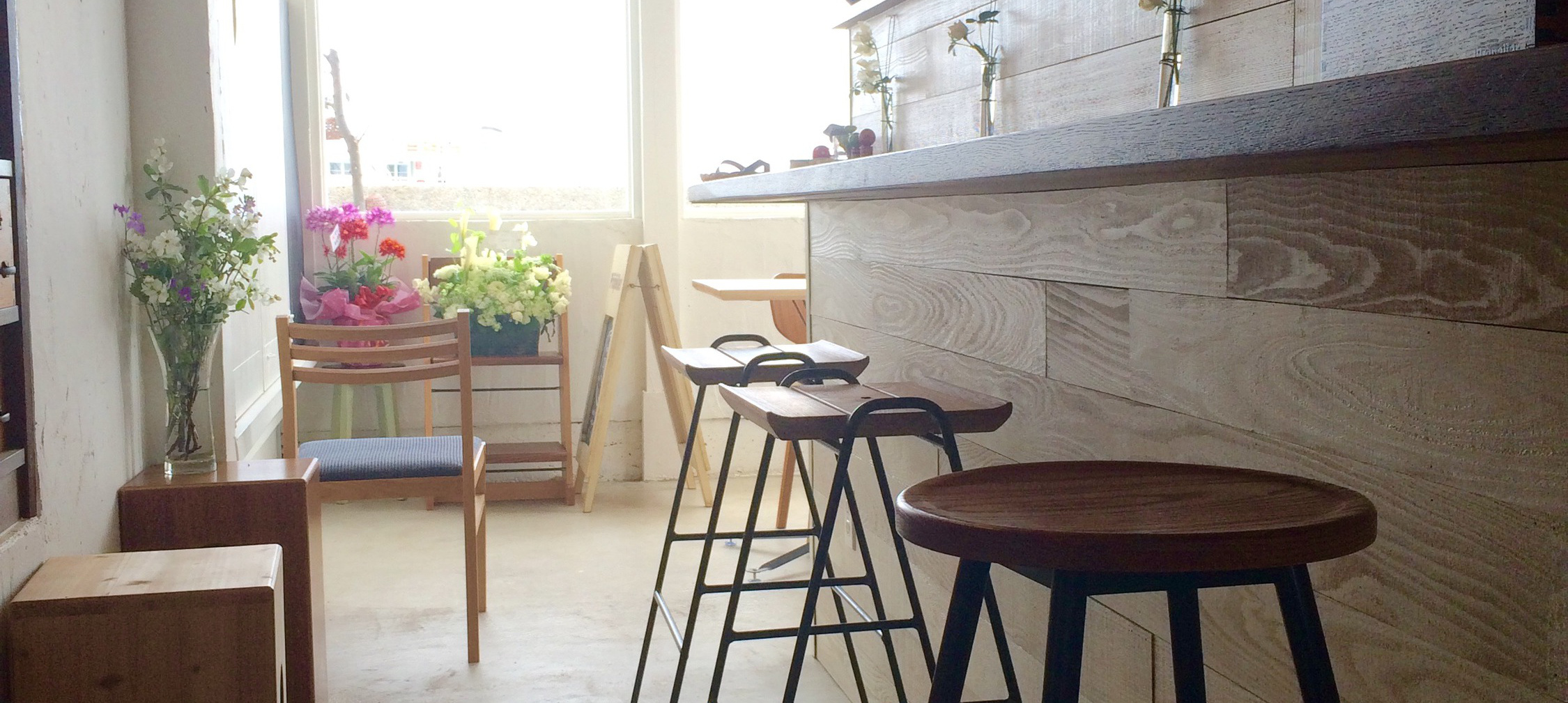 005穴のある白い椅子