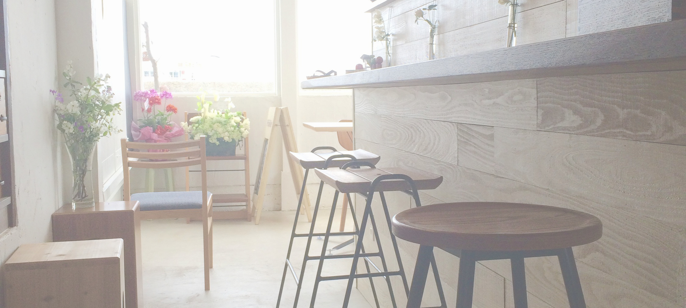 005穴のある白い椅子